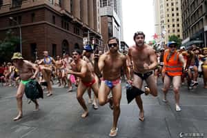 吸睛兼吸金！澳洲用泳裝遊行幫原住民學生募款