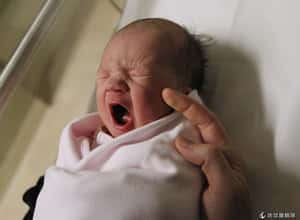 我不要當「寶包」 醫生警告毛巾包裹有礙嬰兒發育