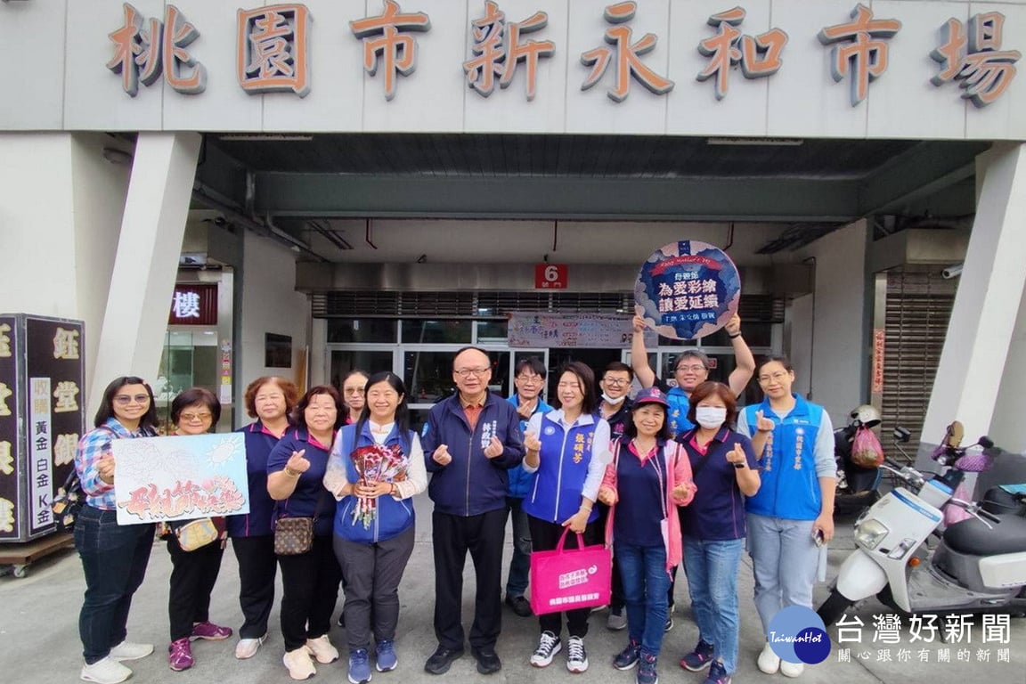致贈康乃馨　國民黨桃園區黨部祝福全天下母親幸福快樂