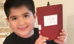 自創小說偷塞圖書館 美國8歲小作家意外爆紅