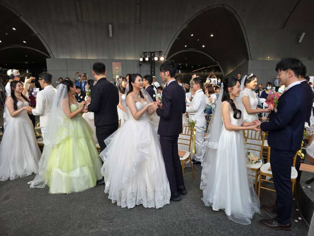 臺北捷運集團婚禮　16對新人在親友見證下互許終身