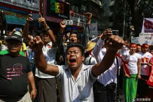 緬甸學生抗議教育政策   警方手勾手人牆伺候