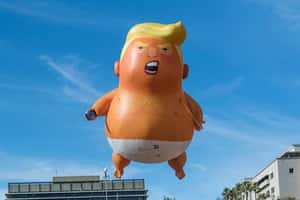 蒐集川普時代紀錄 川普寶寶氣球「飄」入英國博物館