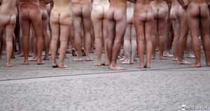 反對裸體禁令 攝影師召集群眾在Facebook總部高舉乳頭