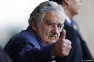 不住官邸不開名車   全球最窮總統卸任