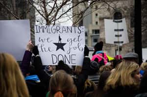 「請別再來紐約了」庇護權系統塞爆，官員在邊境發傳單