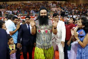 印度「閃亮大師」強暴女性被定罪  信徒不服大暴動