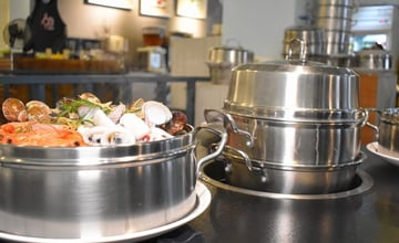 新北歡樂耶誕城週邊美食 | 蒸天下海鮮蒸氣火鍋（城市裡的正港海味） 現撈生鮮海鮮用蒸的就很鮮甜美味 利用清蒸活海鮮所留下的湯汁搭配季節時蔬一起熬火鍋湯底涮肉片、煮粥 原始的美味就在這