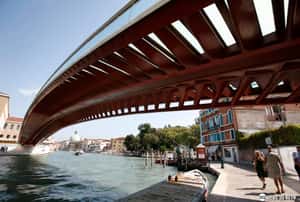 橋太滑太難走 義大利法院開罰威尼斯憲法橋建築師