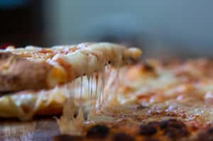 好想吃吃看！紐西蘭新創獲億元募資，用新冠疫苗原理做出會牽絲、冒泡的「素起司」