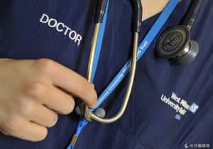 一張醫生痛哭照揭開醫界不能說的殘忍現實