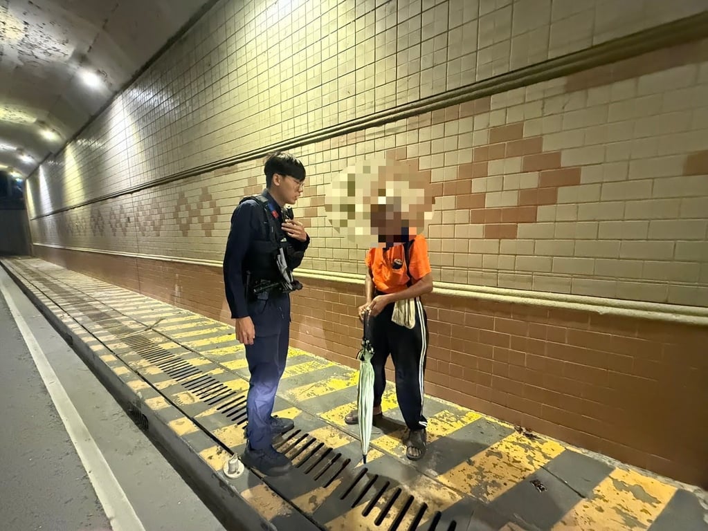 老翁迷失地下道　八掌警即時救援助返家