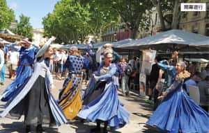 街頭就是劇場，亞維儂藝術節成為法國招牌慶典