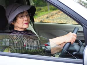 不只高齡駕駛會暴衝　日本政府推新車配備「油門誤踩抑制裝置」，2028將強制全面施行