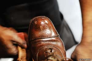 擦鞋也能賺大錢  南非擦鞋匠出頭天