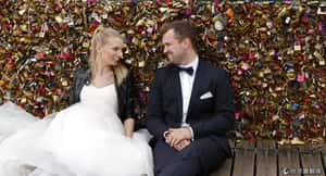 把愛傳出去 法政府要用愛情鎖換難民資金