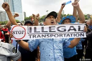 收入少 6成 印尼計程車司機抗議叫車app