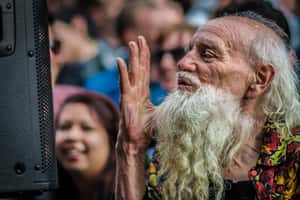 「同時老去卻又感覺年輕」  69歲的柏林夜店傳奇：電音爺爺