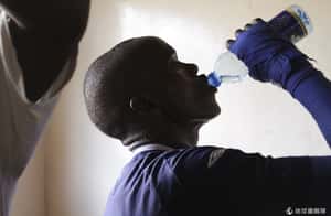 肯亞貧民窟用ATM買水