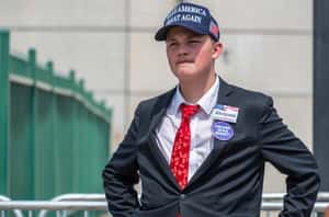 厭倦女權抬頭、追隨「異見」領袖，美國年輕男性選民的沉默右傾