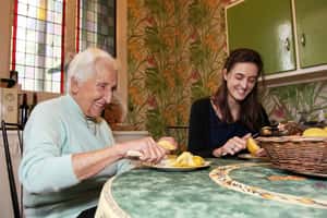 一招解決老人寂寞、青年沒房住     「分享家庭」好處多