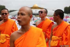 泰國警方衝廟逮方丈 上千信眾築人牆