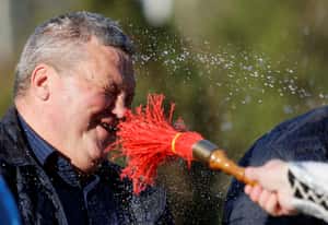 【地球 24小時】05/02 瞇瞇眼，迎聖水