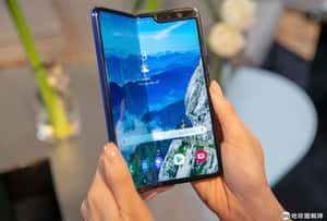 三星折疊手機Galaxy Fold延期上市，螢幕瑕疵初步聚焦兩點原因