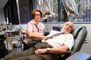 數十年捐了1,173次血 澳洲「擁有黃金手臂的男人」退役