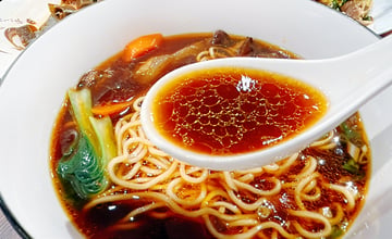 竹北【三代目牛肉麵】12小時慢燉高湯，三代傳承的靈魂美味！在地人私藏的平價牛肉麵│新竹牛肉麵推薦