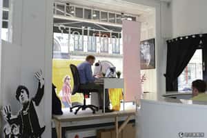 丹麥把求職者擺進櫥窗