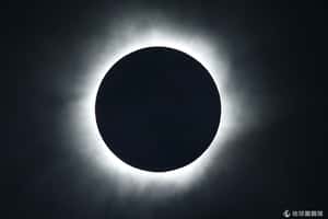 搭飛機看日蝕的他是全世界最幸福的人