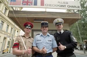 德國街頭藝人新規定 不准在查理檢查哨扮美軍