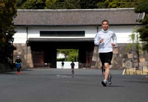 要跑，就去皇居跑？從跑者天堂到行人惡夢，這條慢跑聖地為何爭議不斷？