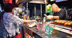 羅東夜市美食 | 品味石頭燜烤真珠玉米 香Q糯的烤玉米 邊走邊吃，享受逛夜市的樂趣