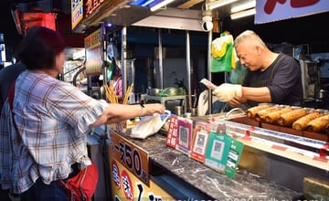 羅東夜市美食 | 品味石頭燜烤真珠玉米 香Q糯的烤玉米 邊走邊吃，享受逛夜市的樂趣