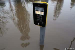 「泡湯」的聖誕節  英國連日大雨打亂民眾計畫