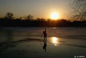 越冰越好游！  中國大陸冬泳愛好者展現過人抗寒力