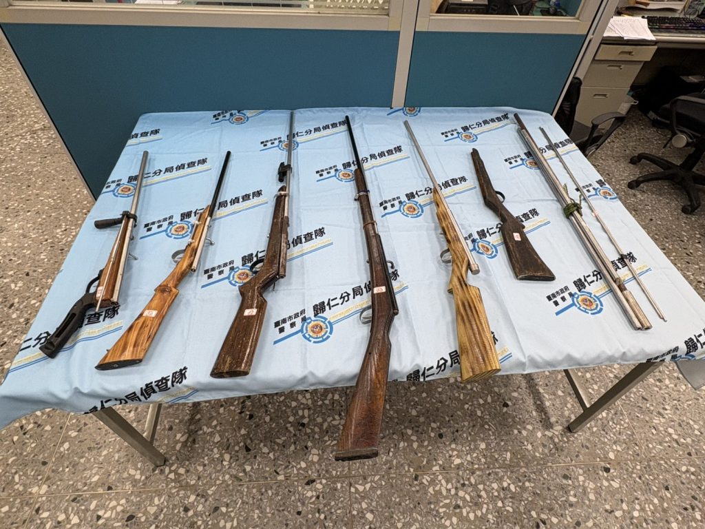 台南警方破獲地下兵工廠！查扣6長短槍、61名詐團成員到案