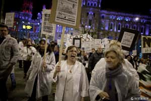 白色怒火漫街頭  西班牙醫師群起示威反撙節