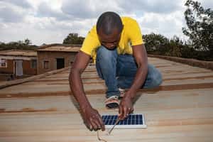 「陽光之下必有陰影」非洲離網太陽能蓬勃發展，電子垃圾問題難解