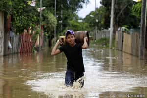 河水漲了5層樓 玻利維亞大水逼民眾逃難