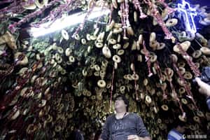 起司麵包掛滿天   巴拉圭歡慶十字架節