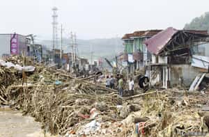 中國南北遭暴雨侵襲釀105死