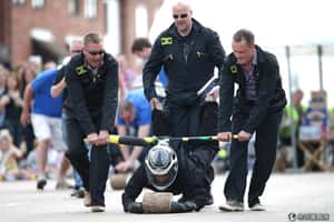 英國小鎮滾起司賽  要把臭名滾回來