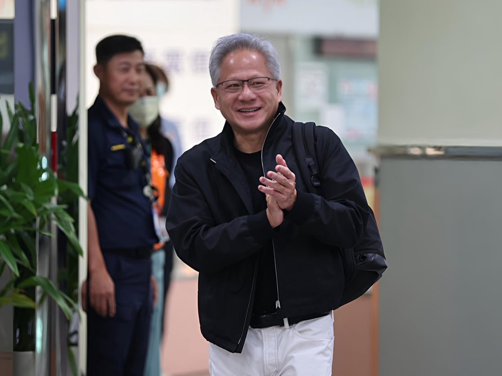 黃仁勳搭專機快閃台南 視察台積電3奈米產線並將出席運動會