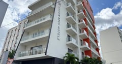 名護高CP值飯店Green Rich Hotel ，浴場透明玻璃眺望大海！
