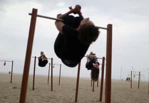 【地球 24小時】12/10  這不是在吊單槓