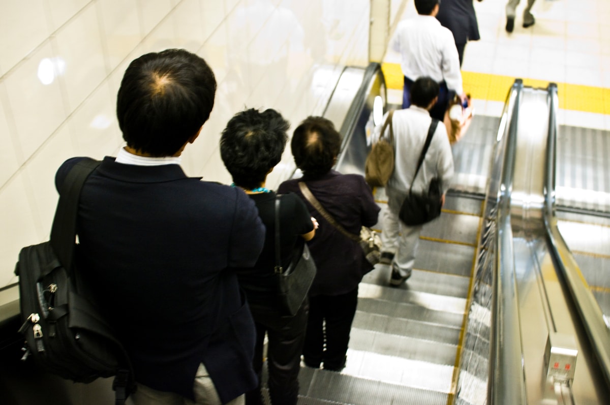 Re: [閒聊] 國道應該提高最低速限，但快車道慢車佔用才是問題