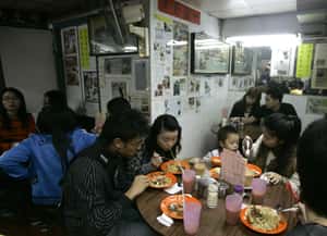 抓住心也抓住胃 茶餐廳如何在香港人的生活紮根？